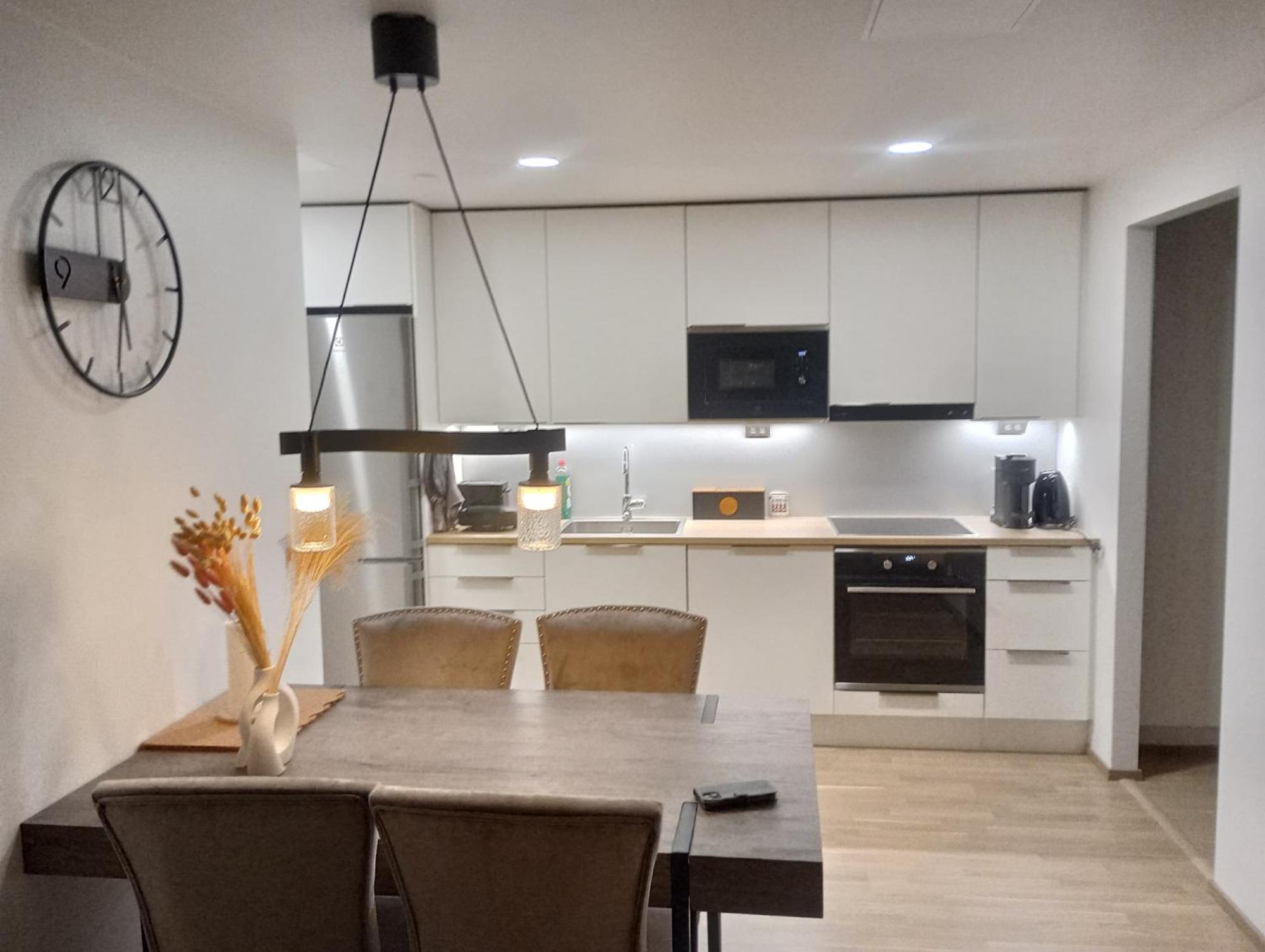 Eco-apartment & Balcony Near Mall Of Tripla, Appartamento